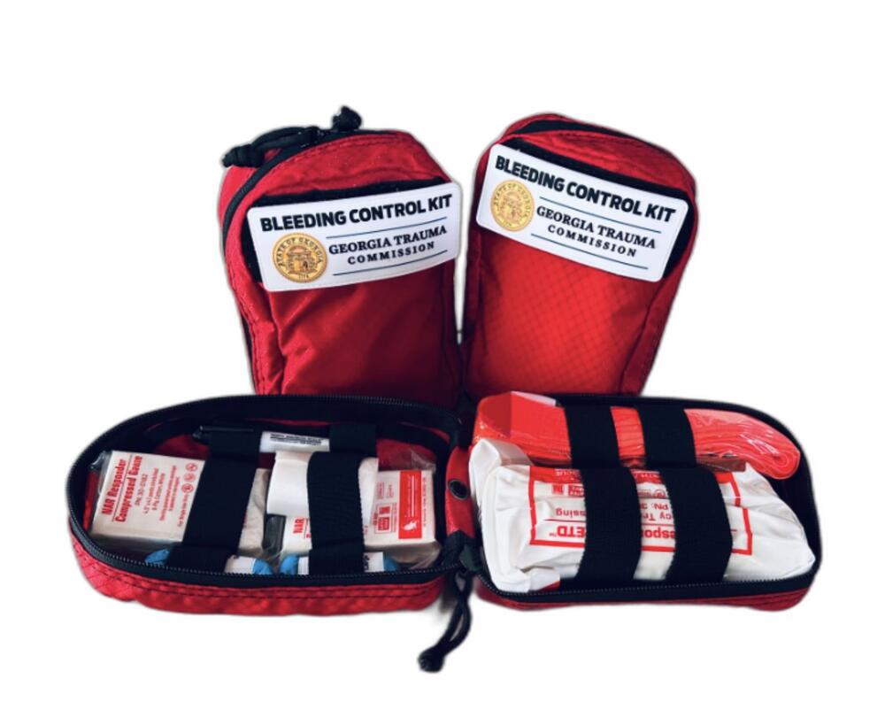 Bleeding control kit (view of inside and outside)